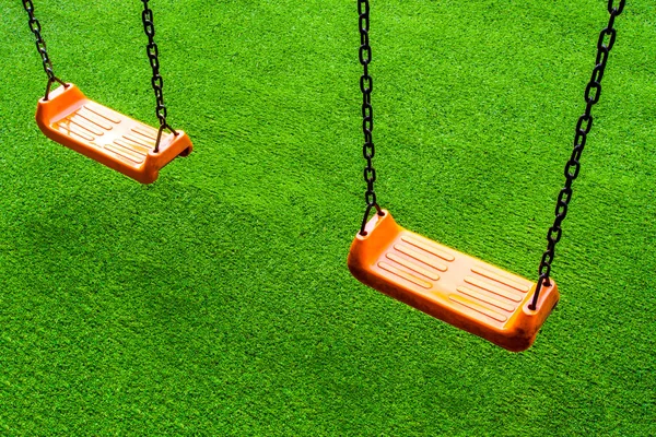 Dubbelrum Vivid Orange Färg Swing Sits Konstgräs Skolgården — Stockfoto