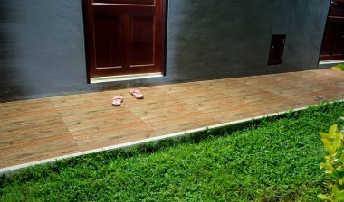 Odanın önünde yerde terlik