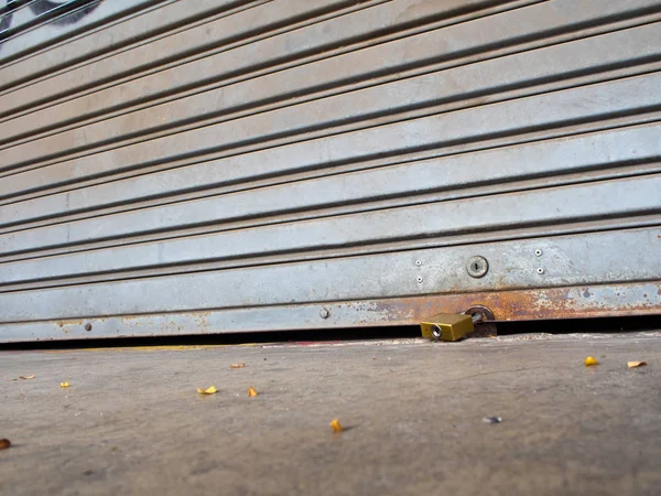 Puerta de garaje rollo está cerrado y bloqueado — Foto de Stock