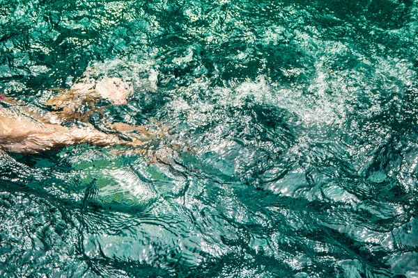 Enfants nageant dans la piscine — Photo