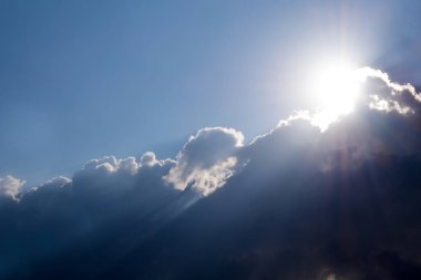 Bulutların arkasındaki güneş ışını