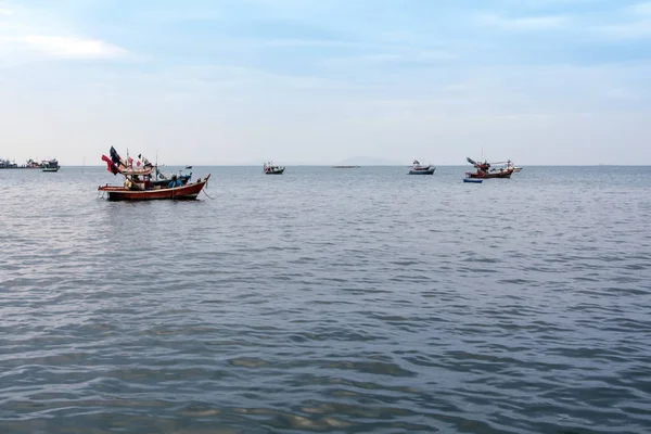 Малые рыбацкие лодки дрейфуют после возвращения с рыбалки — стоковое фото