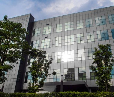 Akşam güneşi modern yapıyı yansıtıyor