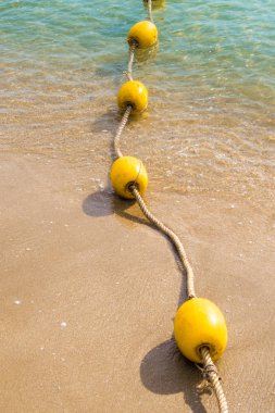 Yüzen şamandıra ve halat sahilde alanı bölen