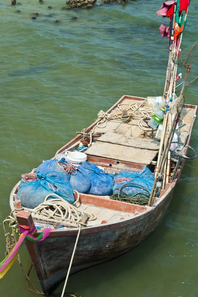 Pequeno barco de pesca flutuar no mar — Fotografia de Stock
