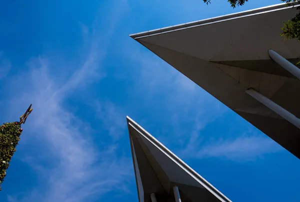 Formas exóticas de techo del edificio modren y cielo azul brillante — Foto de Stock