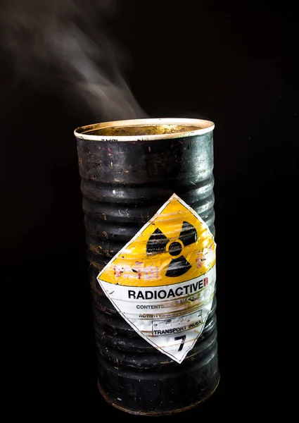Humo en el recipiente del cilindro de material radiactivo — Foto de Stock