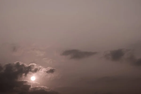 Güneş ışığı ile sabah gökyüzünde gri kabarık bulutlar — Stok fotoğraf