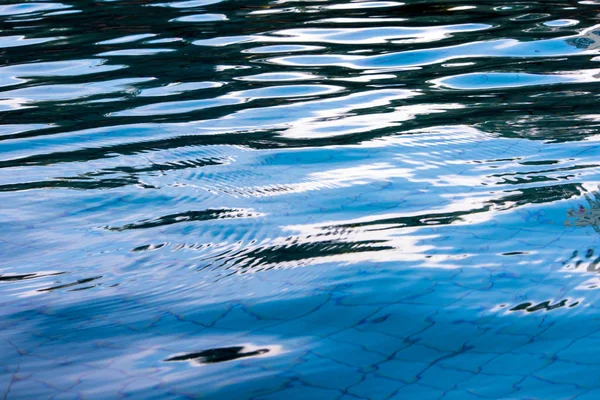 Reflexão do céu na superfície de água em movimento na piscina — Fotografia de Stock