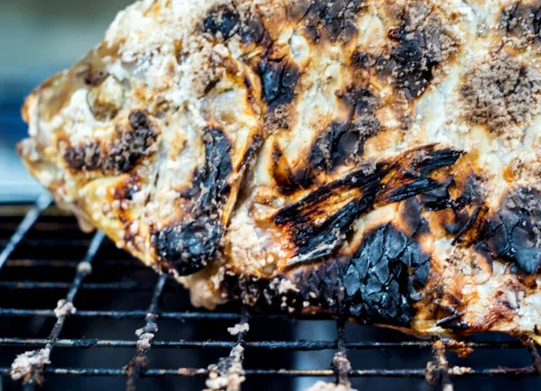 Balık cilt üzerinde sıcak kömür kadar siyah ve kavrulmuş ızgara