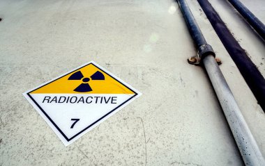 Kamyonun kapısındaki 7. sınıf nakliye etiketinde radyasyon uyarısı.