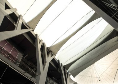 Tuval çatısı ve büyük yapı binalar arasında gergin