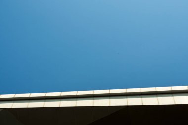 Çatının kenarı ve açık mavi gökyüzündeki kopyalama alanı