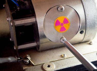 Makine bölümünde radyoaktif konteyner kapağı açma