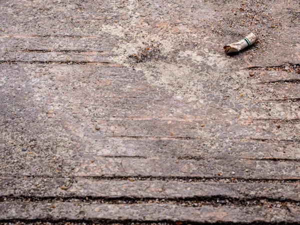 A cigaretta csikk leereszteni a betonon — Stock Fotó