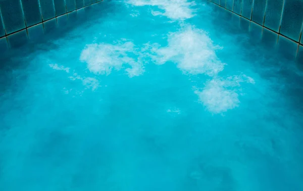 Bolhas de água na piscina — Fotografia de Stock