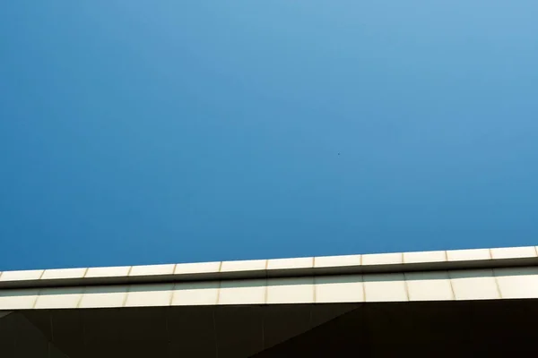 De rand van het gebouw dak en de kopieerruimte op heldere blauwe lucht — Stockfoto
