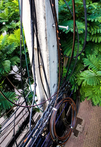 Kabel listrik dan kabel komunikasi pada tiang listrik — Stok Foto