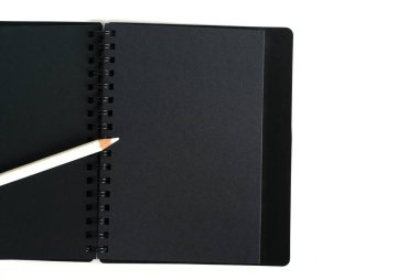Siyah kağıt spiral defter ve beyaz kalem