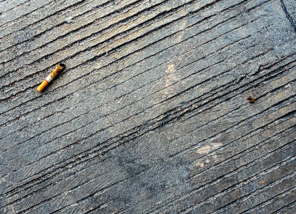 A ponta de cigarro baixou no chão de concreto — Fotografia de Stock