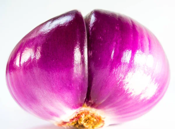 Cipolla rossa isolata su fondo bianco — Foto Stock