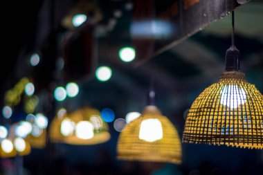 Bambu dokuma lambasındaki ampulden yanan ışık