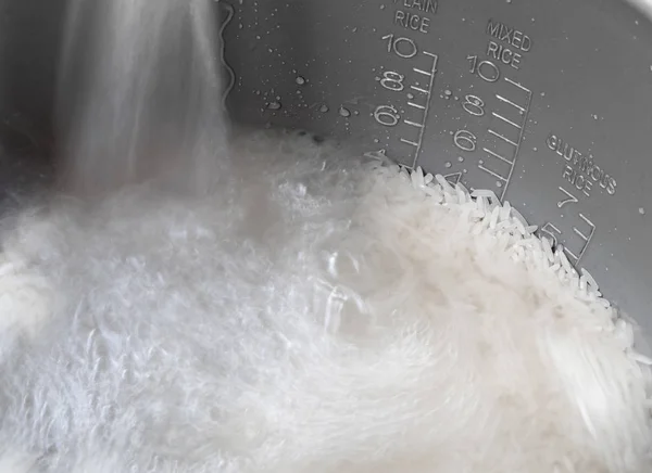 Arroz preparado para cocinar en una olla de arroz eléctrica — Foto de Stock