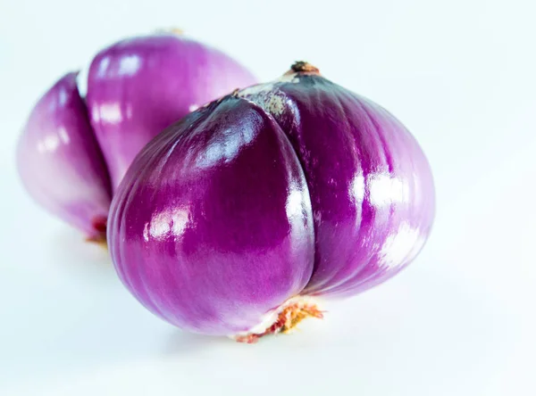 Cipolla rossa isolata su fondo bianco — Foto Stock