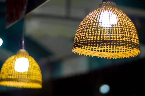 Beleuchtung durch Glühbirne im Bambusgeflecht Hängelampe — Stockfoto