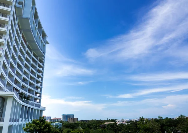 Edificio de gran altura y cielo azul brillante — Foto de Stock