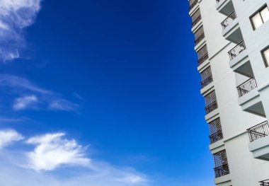 Yüksek bina ve parlak mavi gökyüzü