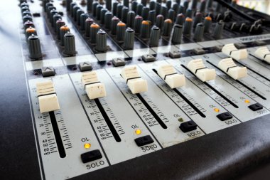 Eski amplifikatörüzerinde çok düğmeli döner anahtar