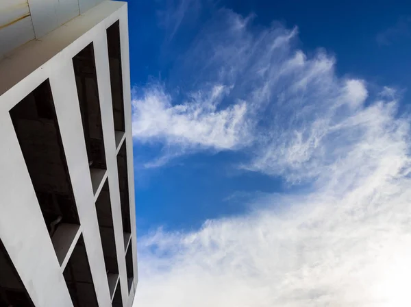 Edificio de aparcamiento y cielo azul — Foto de Stock