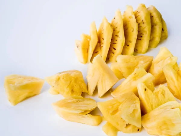 Piña pelada y cortada en trozos — Foto de Stock