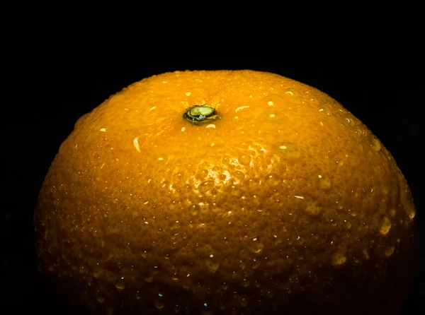 Gotas de água na superfície brilhante de laranja frescura no fundo preto — Fotografia de Stock