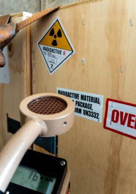 Paketteki radyoaktif materyalde el yapımı radyasyon inceleme cihazı tespit edildi. Paketteki radyasyon tehlike sembolü iyonlaştırılıyor