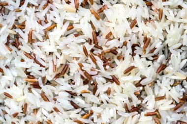 Beyaz pirinç ve kahverengi pirinç karışık pirinç hazırlamak için cook