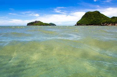 Geniş düzeyde su yüzey hareketi deniz ve ada mavi gökyüzü arka plan ile görmek