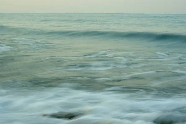 海岸线上的海水和岩石湍急 — 图库照片