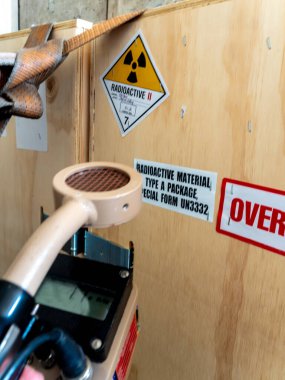 El bilgisayarı radyasyon inceleme cihazı pakette radyoaktif madde tespit etti. Paketteki radyasyon tehlikesi sembolü iyonlaştırılıyor