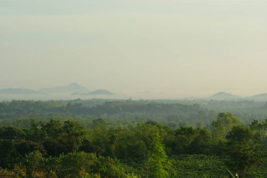 Havadaki duman ve toz kırsal kesimde sabah yaşanan bir kirlilik sorunudur.