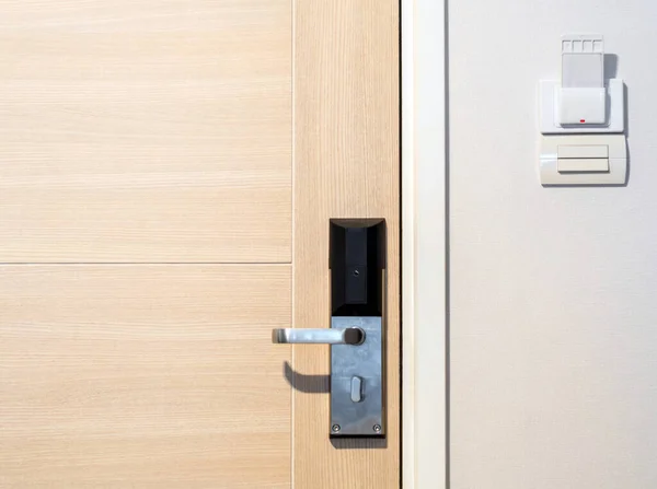 Otel Odasının Duvarında Kapı Kolu Anahtar Soketi Olan Modern Ahşap — Stok fotoğraf