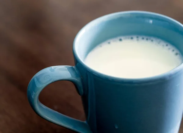 Mjölk Blå Mugg Trä Och Toppglasbordet — Stockfoto
