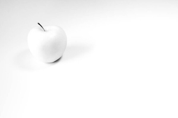 Белое яблоко на белом фоне
