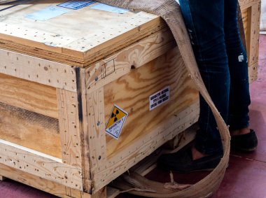 Ulaşım ahşap kutu A tipi standart paketin yanında radyoaktif malzeme etiketi