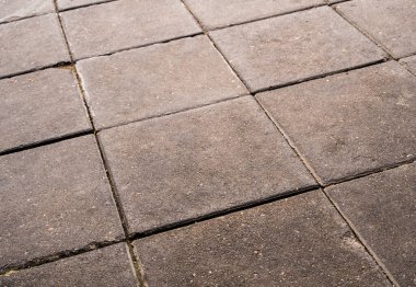 Yol kenarındaki patika kare beton bloklarla döşenmiş.