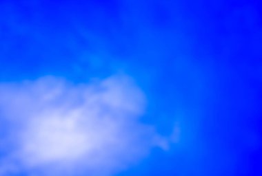 Pofuduk bulanık bulutlar parlak mavi gökyüzünde