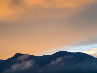 Gökyüzü ve bulutların canlı renkleri Akşamları orman dağları üzerinde sürükleniyor