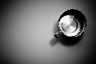 Paslanmaz çelik bardakta su iç.