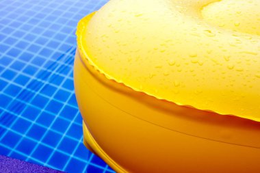 Canlı sarı havuz yüzeyi üzerinde su damlası yüzer balon